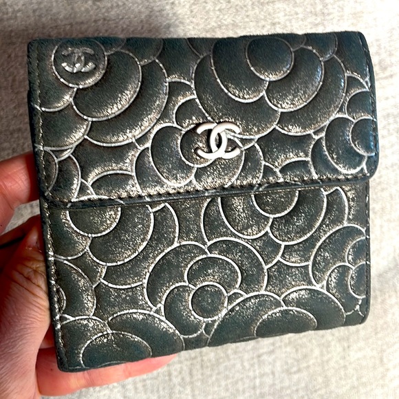 Chanel Camelia gold dusted compact trifold wallet with front snap closure w COA! - Picture 1 of 11